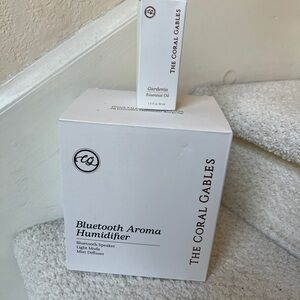 The Coral Gables Bluetooth Aroma Humidifier + bottle gardenia essential oil set